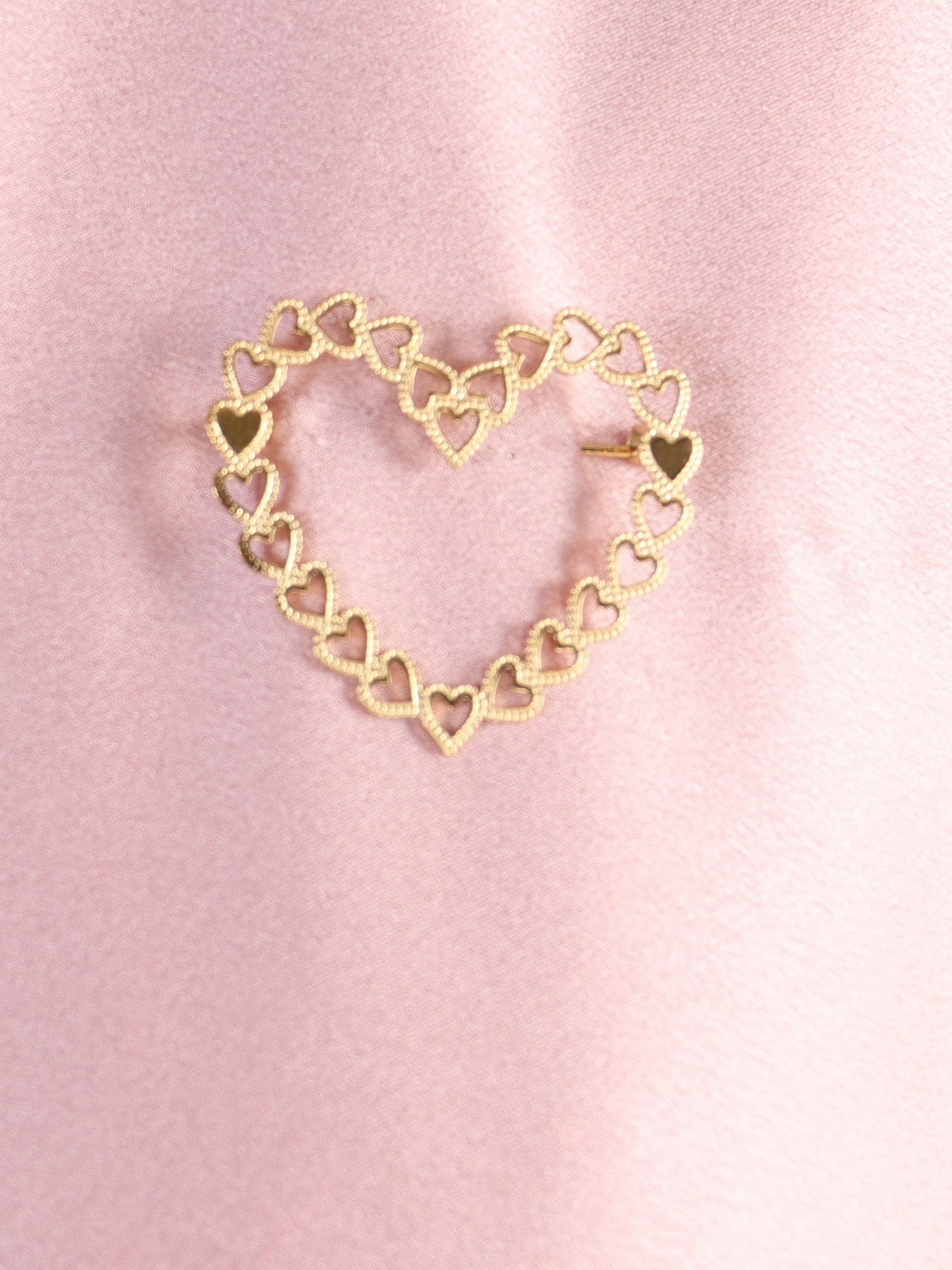 Elsa - Guldfärgad brosch i hjärtform